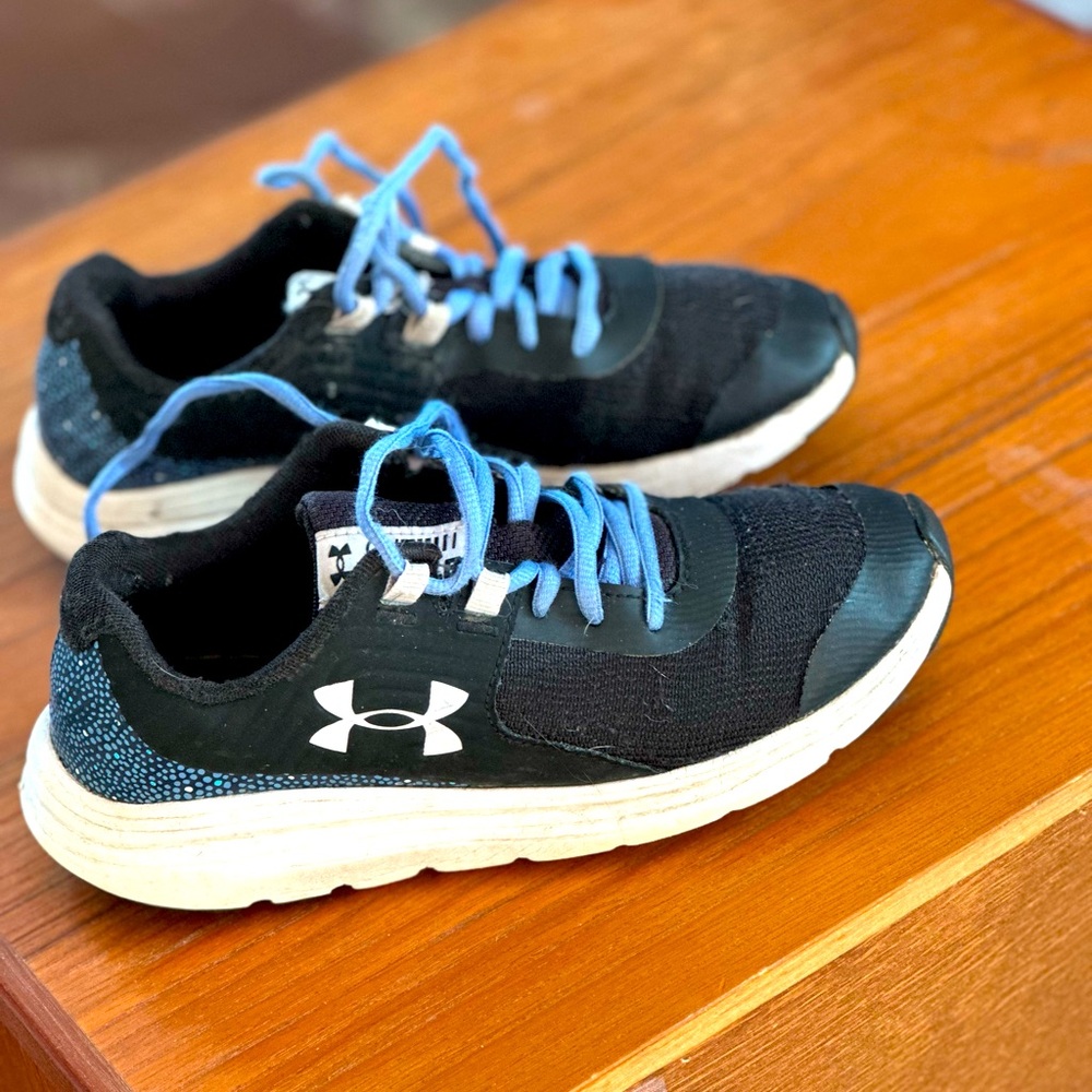 Under Armour Kids Out Hustle Sneakers. Size 4.